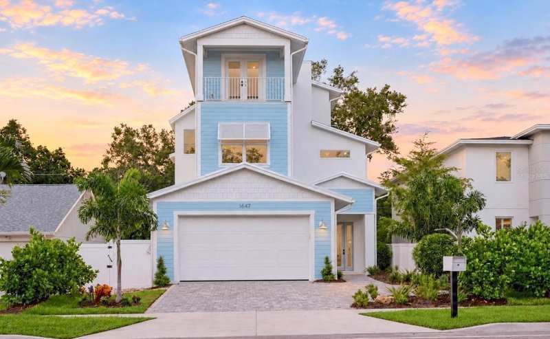 5 bedroom Single Family Residence at 1647 Siesta Drive, Bayview, Sarasota — photo 1