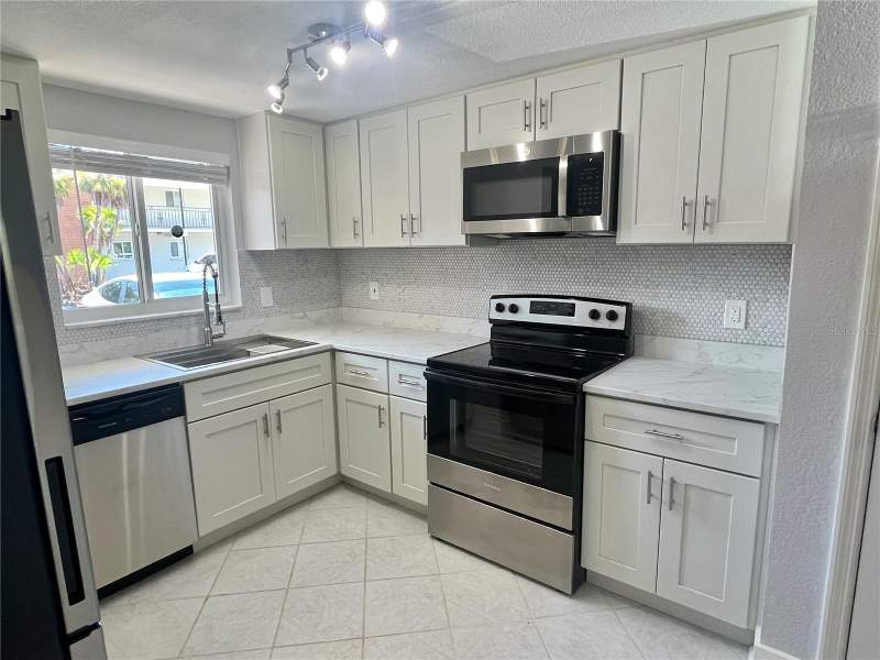 2 bedroom Condominium at 4550 OVERLOOK DRIVE #156, LAKE OVERLOOK APTS, ST PETERSBURG — photo 2