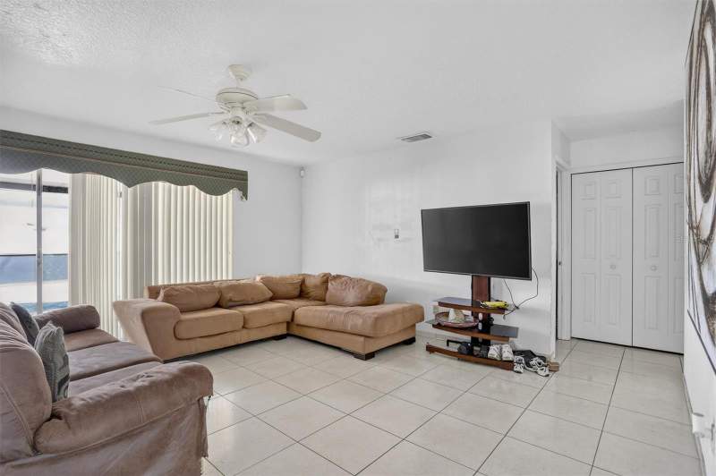 4 bedroom Single Family Residence at 651 Elderwood Court, Bvl Unit 7 3rd Add, Kissimmee — photo 3