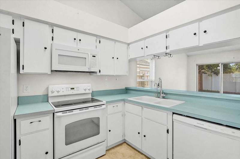 3 bedroom Single Family Residence at 13616 Laraway Drive, Summerfield Village II Tr 5, Riverview — photo 4