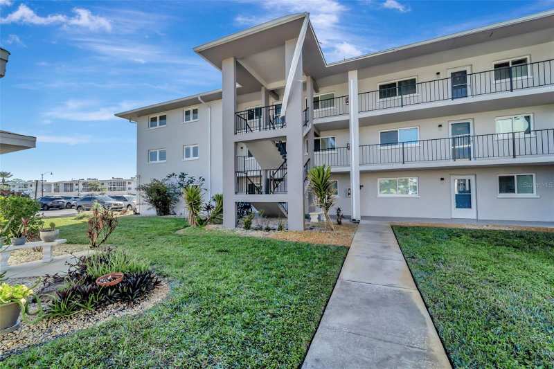 2 bedroom Condominium at 649 Tamiami Trail #107, Country Club Apts, Venice — photo 1