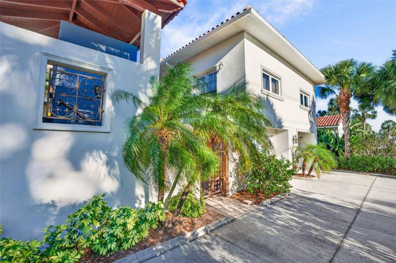 6 bedroom Single Family Residence at 831 Mandalay Avenue, Mandalay Sub, Clearwater Beach — photo 3