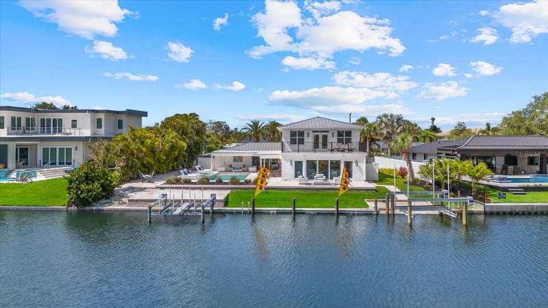 4 bedroom Single Family Residence at 813 Idlewild Way, Siesta Isles Unit 5, Sarasota — photo 1