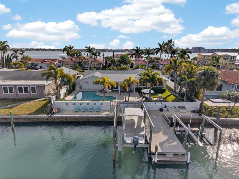 5 bedroom Single Family Residence at 136 WINDWARD ISLAND, ISLAND ESTATES OF CLEARWATER, CLEARWATER BEACH — photo 5