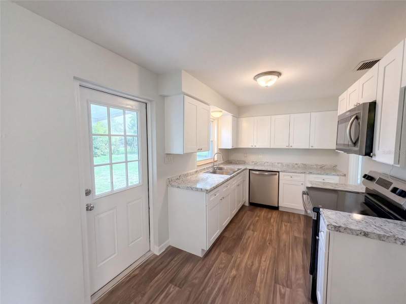 3 bedroom Single Family Residence at 411 W Seminole Avenue, Eustis, Eustis — photo 2