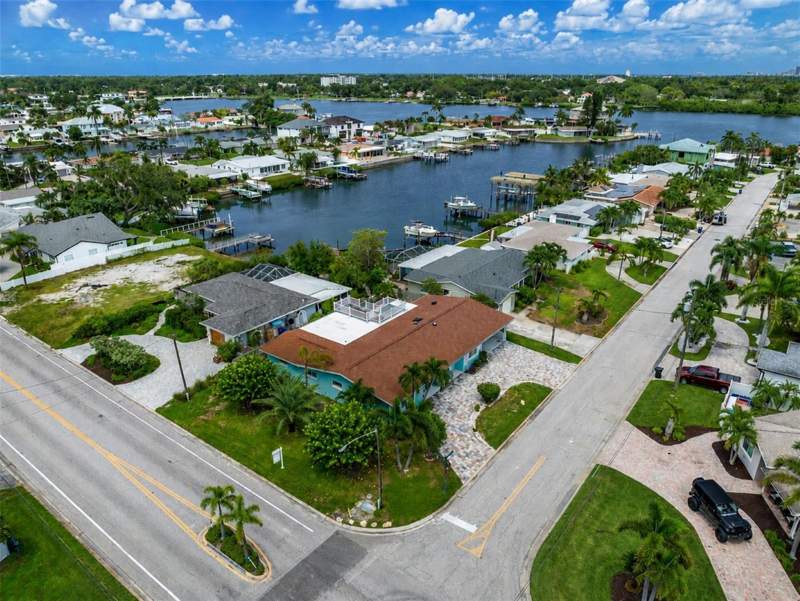 4 bedroom Single Family Residence at 7891 4TH AVENUE, SOUTH CSWY ISLE 4TH ADD, ST PETERSBURG — photo 2