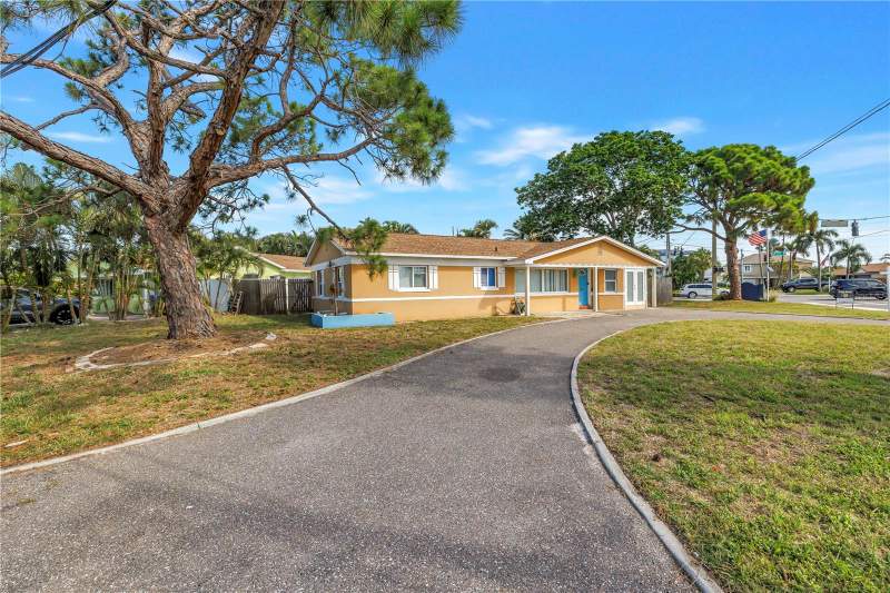 3 bedroom Single Family Residence at 7901 Causeway Boulevard, South Cswy Isle Sub, St Petersburg — photo 5