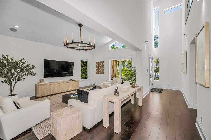 4 bedroom Single Family Residence at 1710 BRIGHTWATERS BOULEVARD, SNELL ISLE BRIGHTWATERS, ST PETERSBURG — photo 2