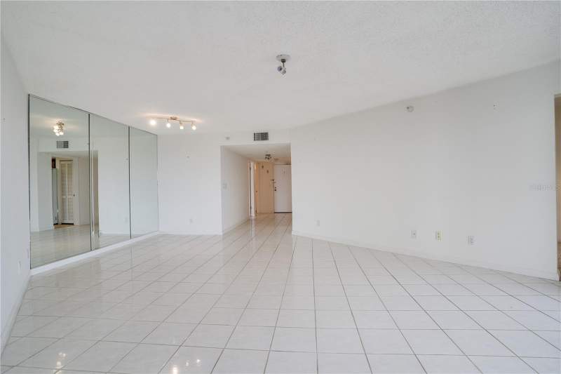 2 bedroom Condominium at 5940 Pelican Bay Plaza #504, Pelican Bay Yacht Club Condo Bldg B, St Petersburg — photo 5