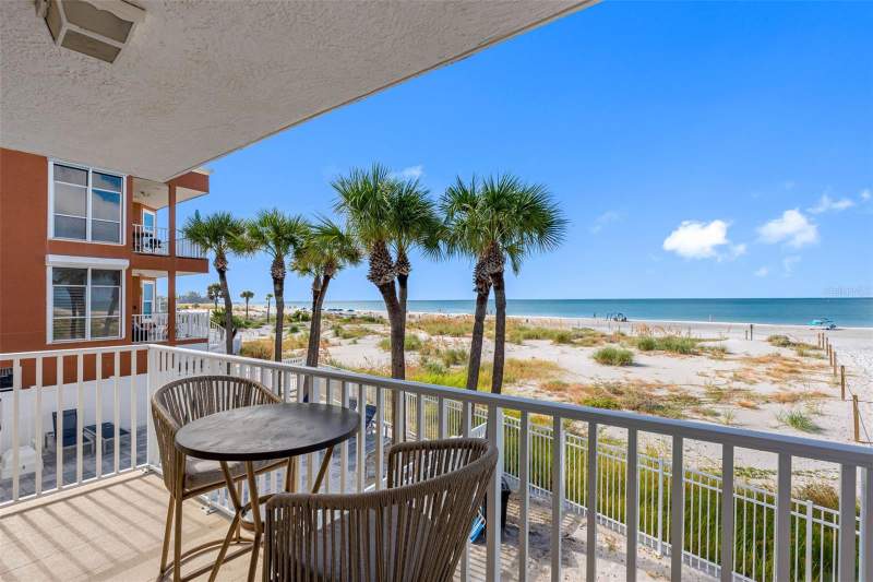 2 bedroom Condominium at 13336 Gulf Boulevard #101, Chambre The Condo, Madeira Beach — photo 5