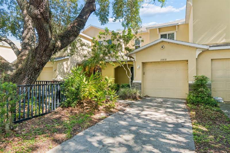 2 bedroom Townhouse at 10818 Great Carlisle Court, St Charles Place Ph 4, Riverview — photo 2