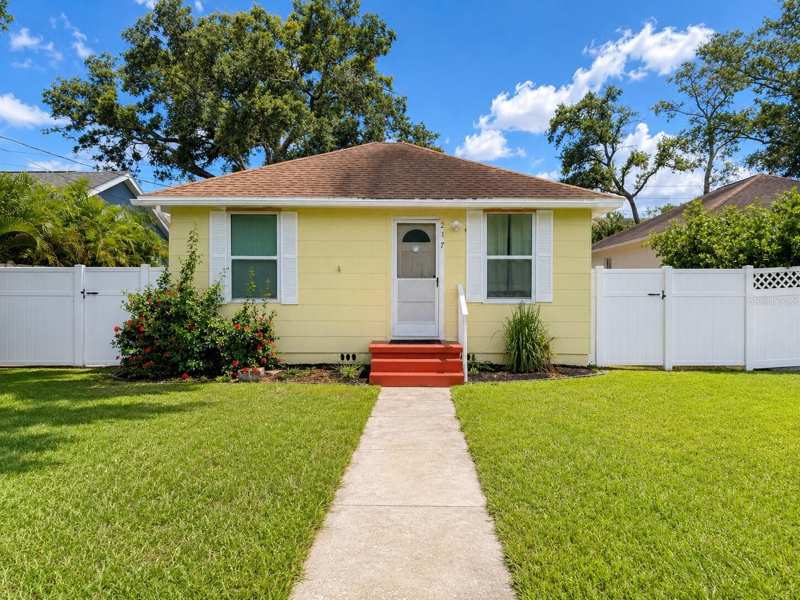 4 bedroom Single Family Residence at 217 50th Ter N, Harcourt Blk G, Lot 23 Less N 7FT, St Petersburg — photo 1