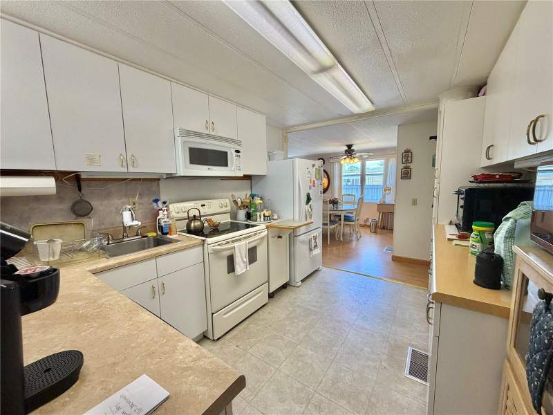 2 bedroom Mobile Home at 167 Jacaranda Drive, Hawthorne At Leesburg A Coop, Leesburg — photo 4
