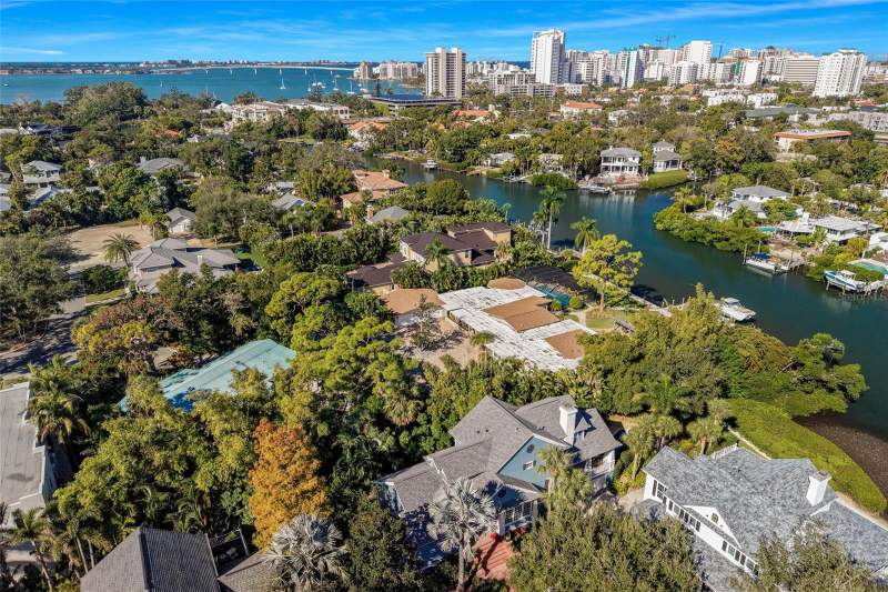 4 bedroom Single Family Residence at 1749 Lincoln Park Circle, Lincoln Park On Hudson Bayou, Sarasota — photo 4