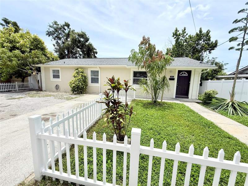 4V6 | Subdivision Of E 1/2 Of Ne 1/4 Of Se 1/4Homes for Sale in Tampa, FL