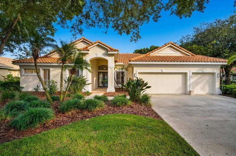 4 bedroom Single Family Residence at 9101 Woodridge Run Dr, Hunters Green - Master Association, Tampa — photo 1