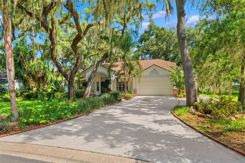 4 bedroom Single Family Residence at 2770 Buckhorn Oaks Drive, Buckhorn Oaks Unit 1, Valrico — photo 1