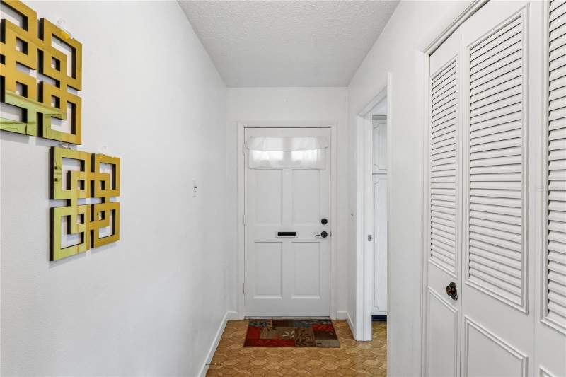 2 bedroom Villa at 1611 S Lake Avenue #1, Normandy Park South, Clearwater — photo 3