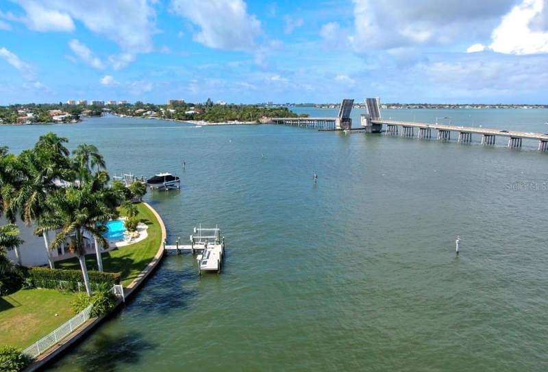 4 bedroom Single Family Residence at 749 Siesta Drive, Bay Island, Sarasota — photo 4