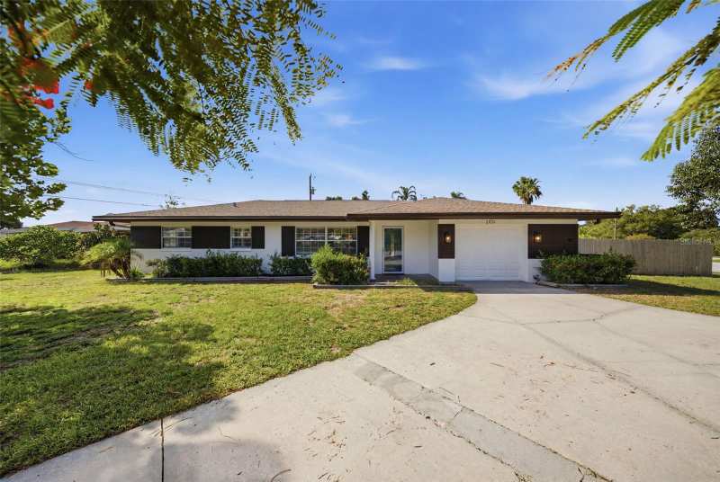 4 bedroom Single Family Residence at 2051 Magnolia Drive, Druid Park, Clearwater — photo 1