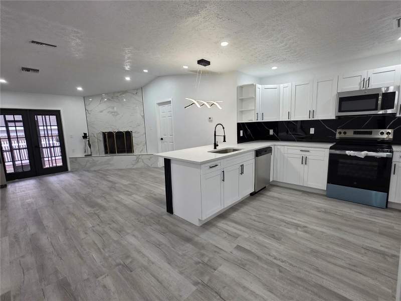 5 bedroom Single Family Residence at 5044 Roanoke Drive, Colonial Oaks, Holiday — photo 2