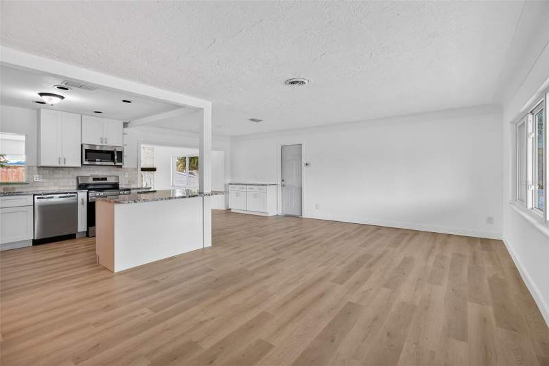 3 bedroom Single Family Residence at 7919 Causeway Boulevard, South Cswy Isle Sub, St Petersburg — photo 3