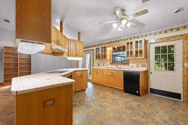 4 bedroom Single Family Residence at 6351 SW 2nd Lane, Bell, Bell — photo 4