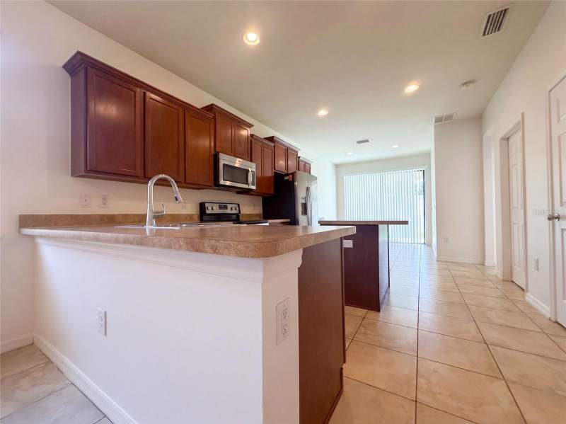 3 bedroom Single Family Residence at 6308 Magnolia Park Boulevard, Magnolia Park Southeast D, Riverview — photo 2
