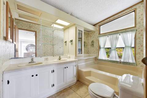 236 N Saint Thomas Circle, Apollo Beach FL - photo 15 of 32