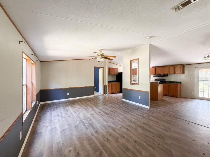 4 bedroom Manufactured Home at 19413 SW State Road 47, Sandy Acres, Fort White — photo 4