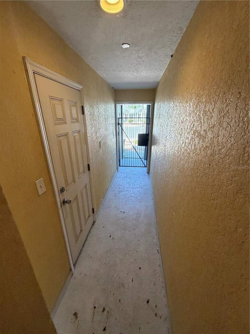 2 bedroom Townhouse at 4817 Tuscan Loon Drive, Palm River Twnhms Ph 1, Tampa — photo 3