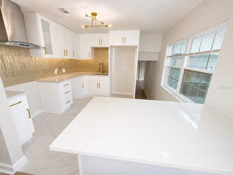 4 bedroom Single Family Residence at 118 2nd Street, Pelican Point, Ruskin — photo 2