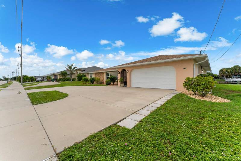 3 bedroom Single Family Residence at 21129 Edgewater Drive, Port Charlotte Sec 043, Port Charlotte — photo 3