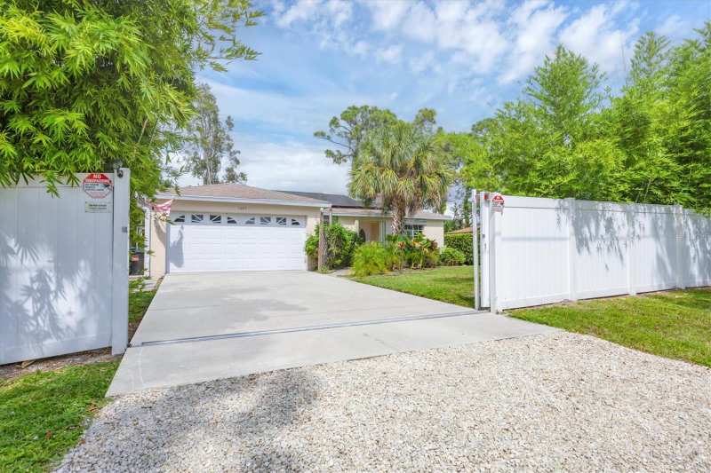 3 bedroom Single Family Residence at 2445 Apache Street, Jackson Highlands, Sarasota — photo 1