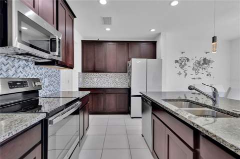 5018 Royal Point Avenue, Kissimmee FL - photo 7 of 42
