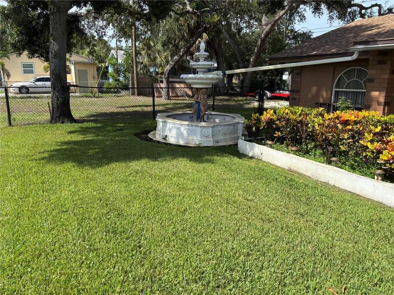 4 bedroom Single Family Residence at 1747 Youval Court, Elder Sub, St Petersburg — photo 2