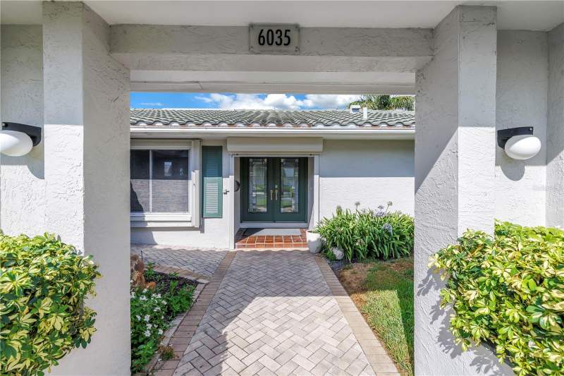 4 bedroom Single Family Residence at 6035 LEELAND STREET, BAYWAY ISLES UNIT 1, ST PETERSBURG — photo 3