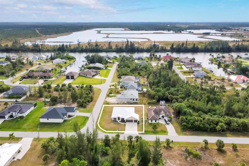 4 bedroom Single Family Residence at 15117 Lyneburg Avenue, Port Charlotte Sec 082, Port Charlotte — photo 2