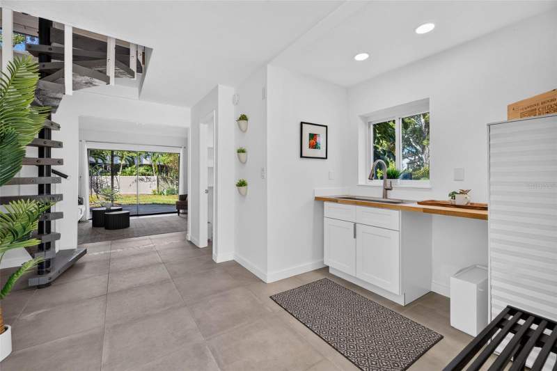 4 bedroom Single Family Residence at 1300 Pleasant Way, Pinellas Point Add Sec A Mound Sec, St Petersburg — photo 3