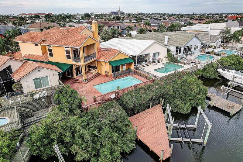 4 bedroom Single Family Residence at 852 Symphony Isles Boulevard, Symphony Isles Unit One, Apollo Beach — photo 2