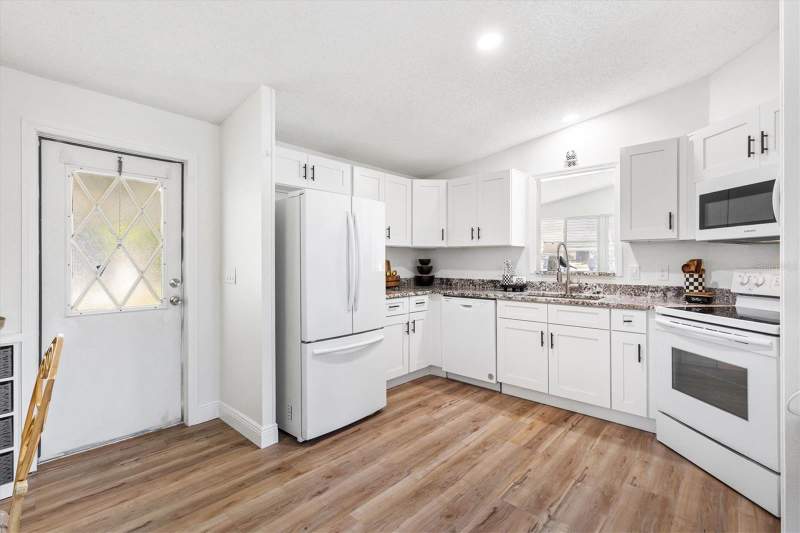 2 bedroom Manufactured Home at 1616 Bayhill Drive, Lady Lake Orange Blossom Gardens Unit 09, Lady Lake — photo 3