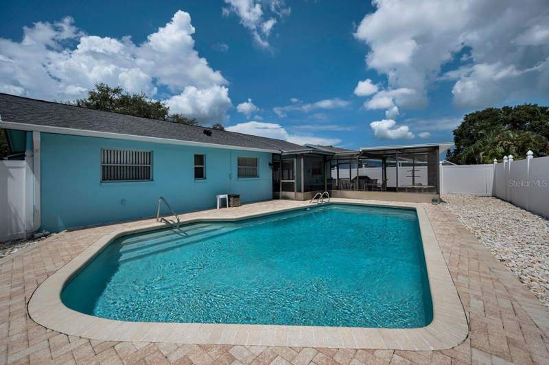 4 bedroom Single Family Residence at 1614 Dale Circle, Amberlea Unit 2, Dunedin — photo 2