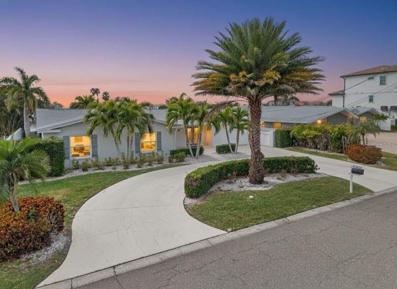 5 bedroom Single Family Residence at 136 WINDWARD ISLAND, ISLAND ESTATES OF CLEARWATER, CLEARWATER BEACH — photo 2