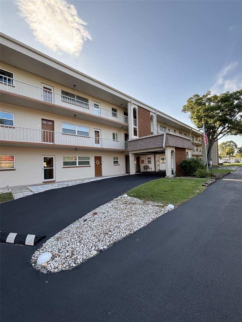 1 bedroom Condominium at 5880 38th Avenue #206, Parkwood Condo, St Petersburg — photo 1
