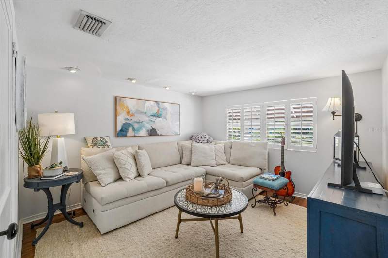 4 bedroom Single Family Residence at 1204 E Park Circle, Riverbend Sub, Tampa — photo 3