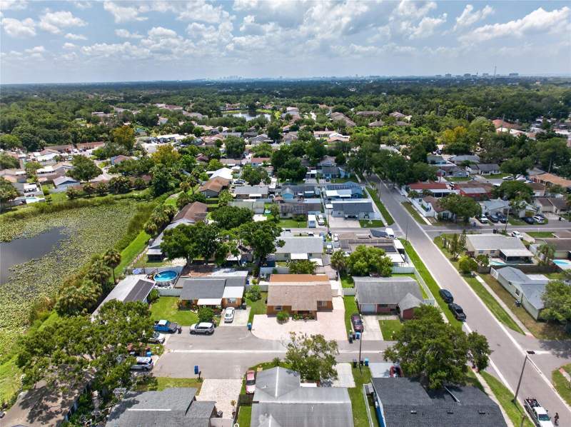 4 bedroom Single Family Residence at 6711 Glen Forest Court, Timberlane Sub Unit 6, Tampa — photo 4