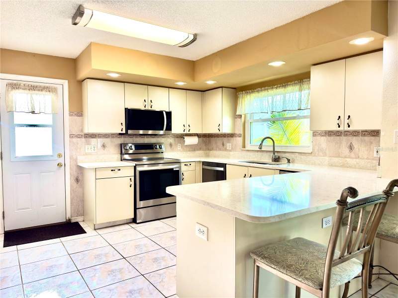 4 bedroom Single Family Residence at 1702 Sunkissed Drive, Sun Kissed Heights, Tarpon Springs — photo 3