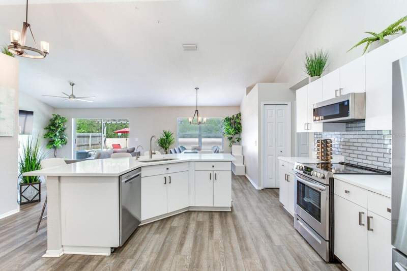 3 bedroom Single Family Residence at 1126 Vinetree Drive, Lakeview Village Sec H Uni, Brandon — photo 2