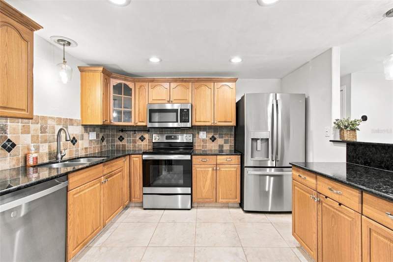 3 bedroom Single Family Residence at 8467 77TH AVENUE, BAYOU MANOR 1ST ADD, SEMINOLE — photo 3