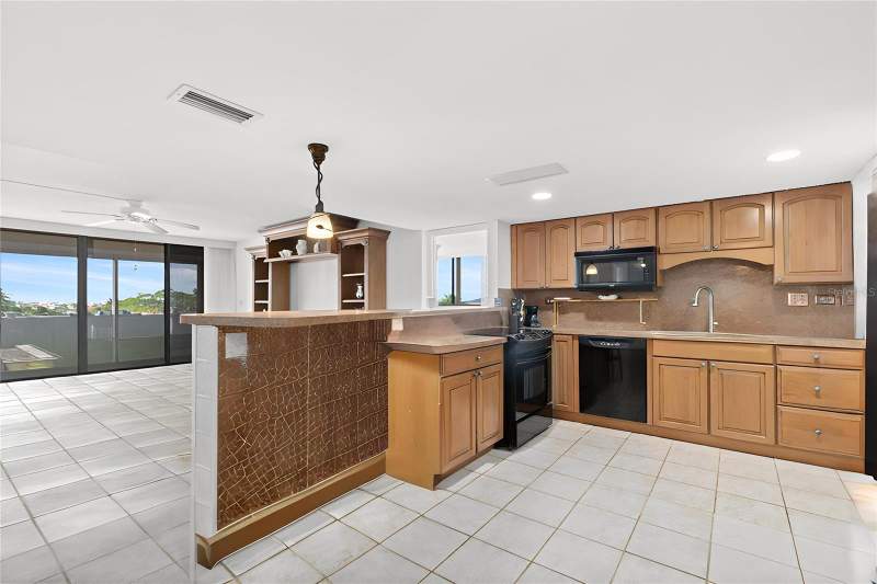 3 bedroom Condominium at 500 TREASURE ISLAND CAUSEWAY #406, TREASURE ISLAND TENNIS & YACHT CLUB, TREASURE ISLAND — photo 5
